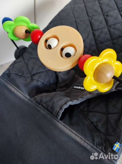 Шезлонг babybjorn с игрушкой