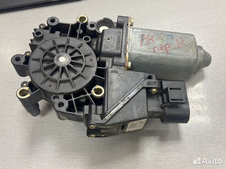 Правый моторчик стеклоподьемника audi A4 B5