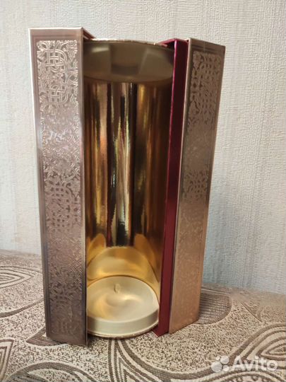 Подарочная коробка с пустой бутылкой от спиртного