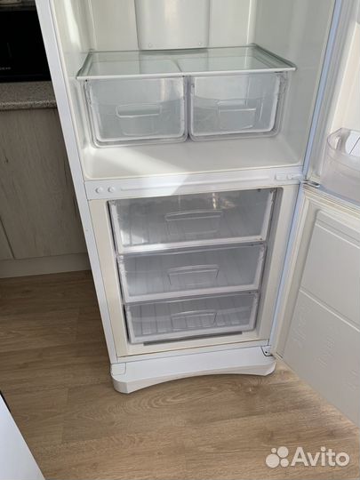 Холодильник Iindesit