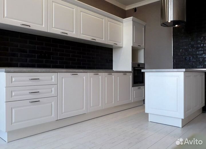 Кухня с каменным островом