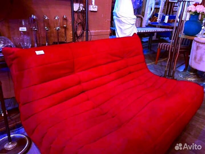 Красный диван маршмеллоу