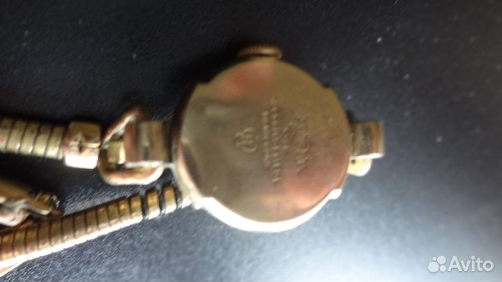 Позолоченные женские наручные часы фирмы Enicar