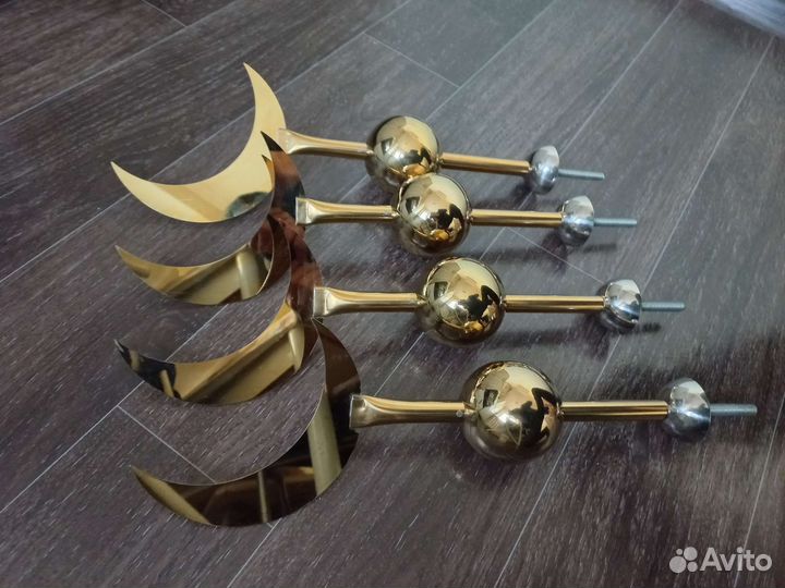 Полумесяц на ограду, Ай