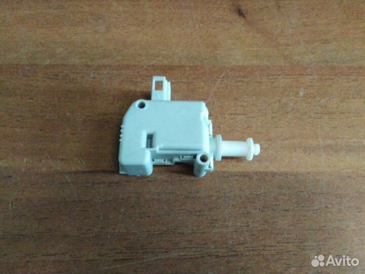Активатор замка лючка бензобака Volkswagen Golf