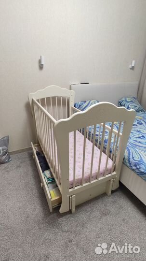 Детская кроватка с продольным маятником и ящиком