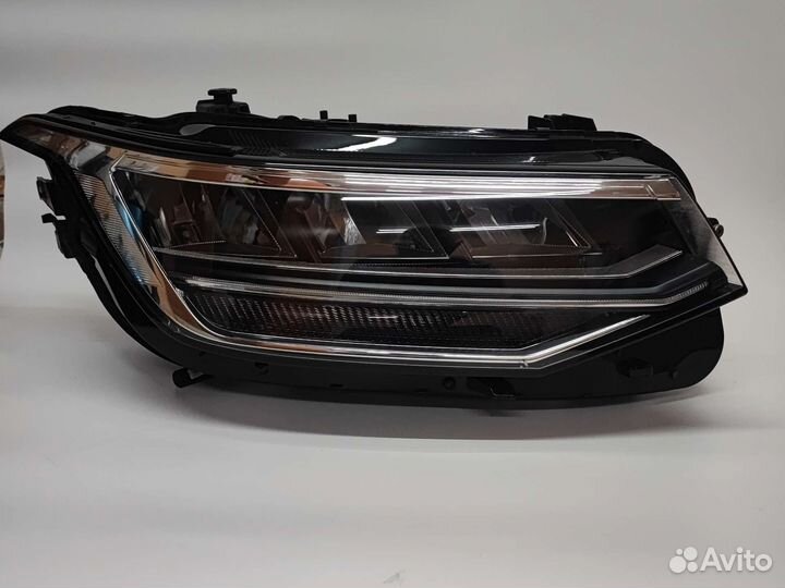 Фара правая на Volkswagen Tiguan 20
