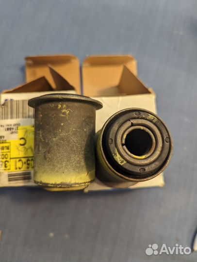 Сайлентблоки передних рычагов GM 351286; GM 371793