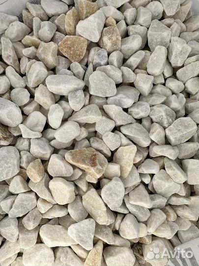 Белая мраморная крошка в мешках