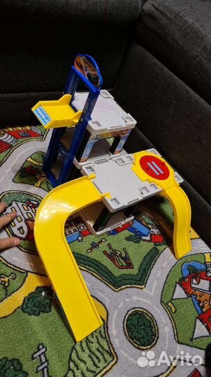 Парковка для машинок с горками и лифтом