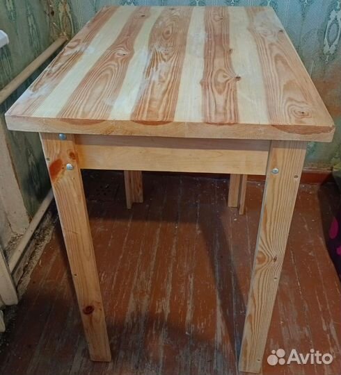 Стол из натурального дерева