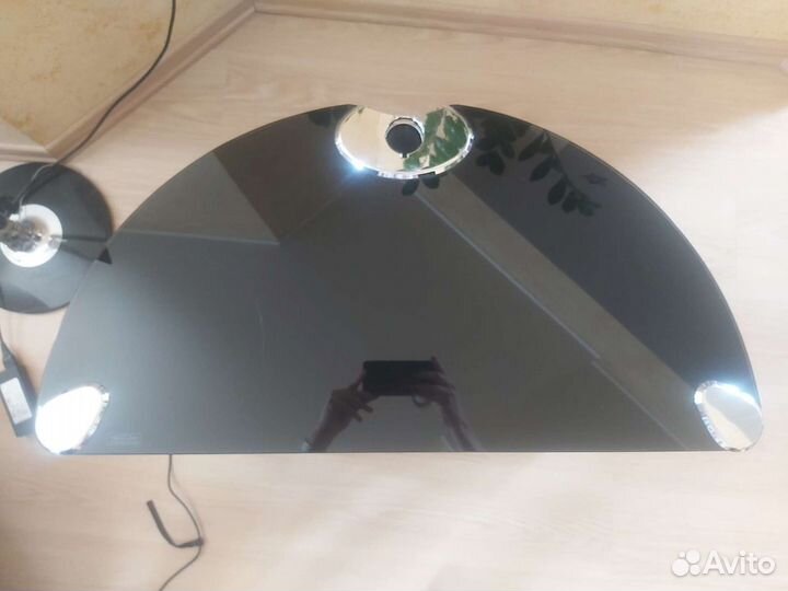 Стеклянная тумба под аппаратуру