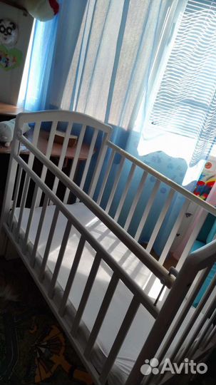 Детская кроватка с маятником белая