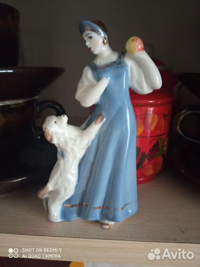 Статуэтка царевна с яблоком