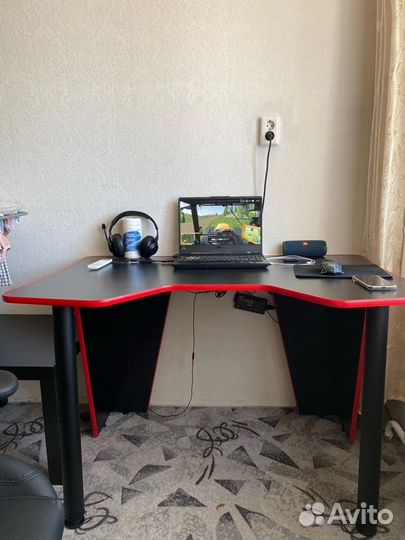 Компьютерный стол игровой геймерский