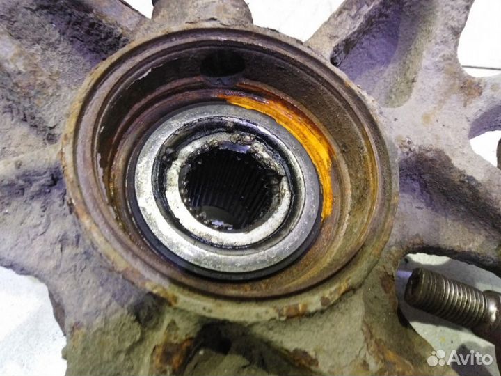 Кулак передний правый A1633300520