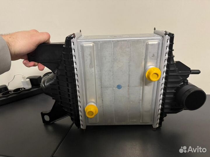 Радиатор малый левый Land Rover оригинал LR062405