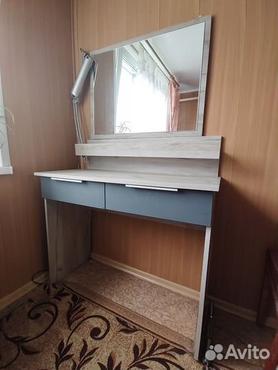 Туалетный столик с зеркалом