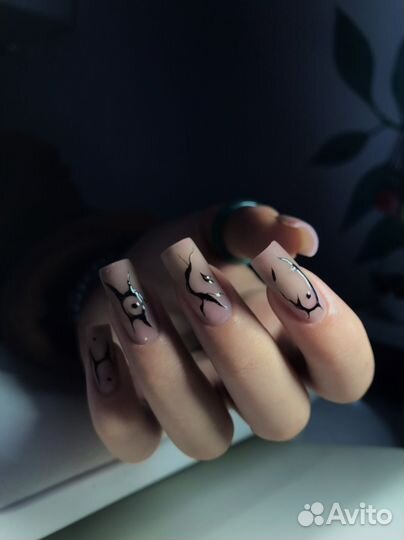 Модель на маникюр, наращивание ногтей