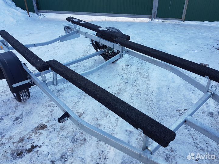 Лодочный прицеп трейлер 5.330 м