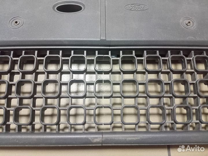 Ford Fusion Решетка в бампер центральная