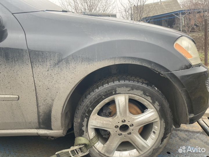 Правое переднее крыло Mercedes ml164