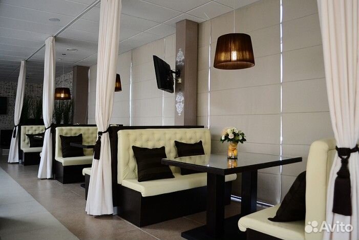 Официант в кафе 