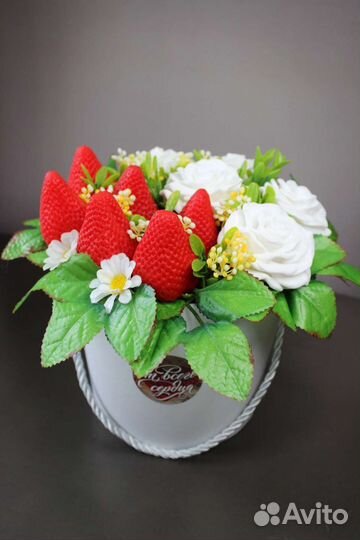 Букет цветов с клубникой из мыла ручной работы