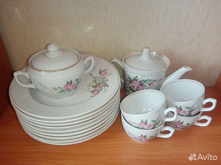 Тарелки, пиалы, чашки, дуршлаг, супница