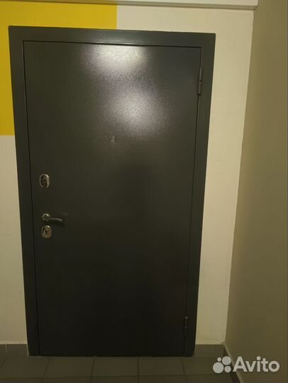 Входная металлическая дверь б/у