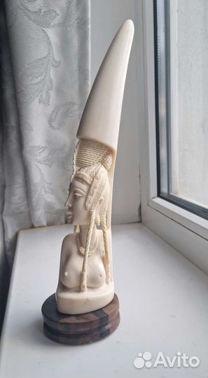 Натуральный бивень. Статуэтка африканка