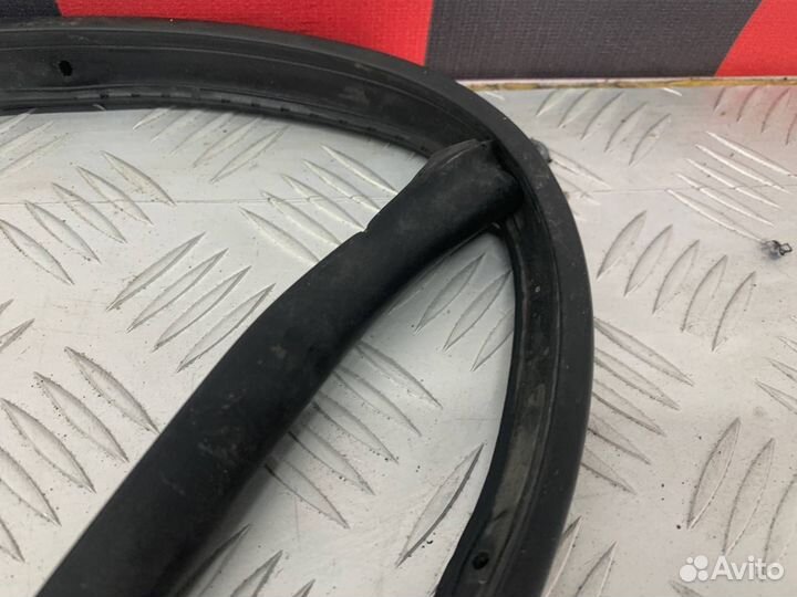 Б/У уплотнительная резинка жабо передний Mazda