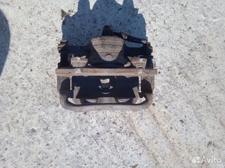 Суппорт тормозной передний правый Nissan Cefiro