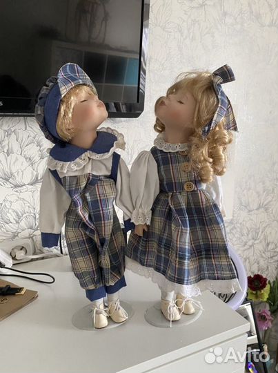 Куколки пара поцелуй