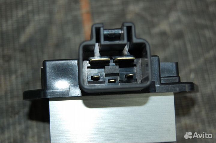 Резистор отопителя задний Toyota Land Cruiser 200