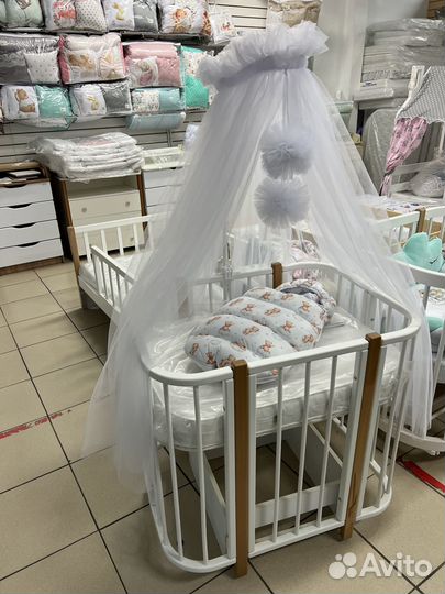 Балдахин с помпонами