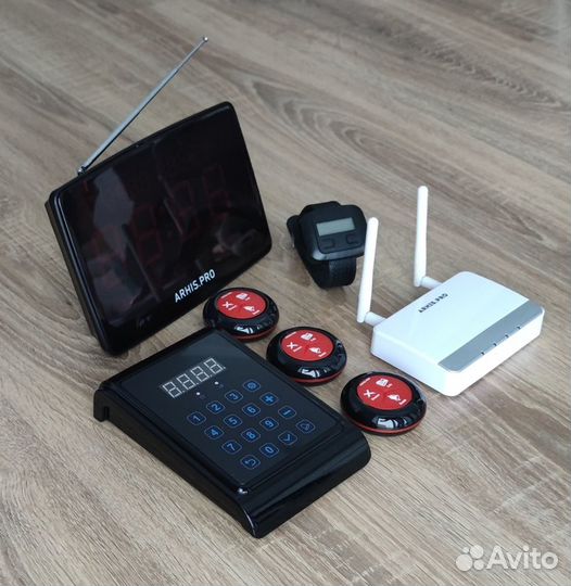 Кнопка вызова официанта, персонала с часами