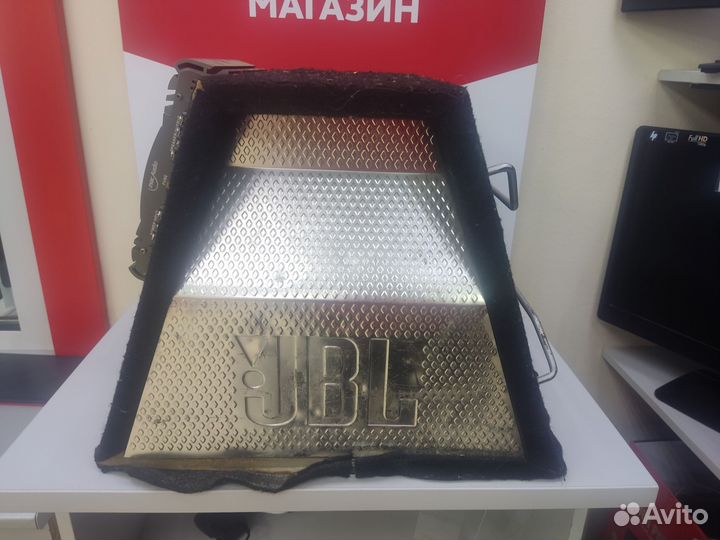 Активный сабвуфер JBL