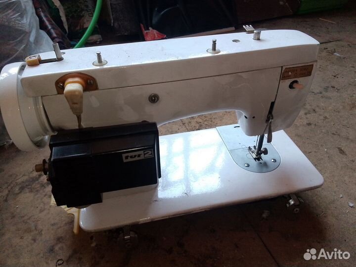 Швейная машинка Чайка 142м