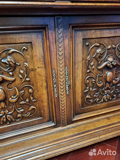 Антикварный буфет в стиле Ренессанс