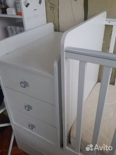 Детская кроватка с маятником и ящиком