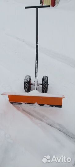 Скребок лопата на колёсах для уборки снега