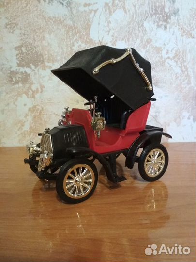 Модель ретро автомобиля