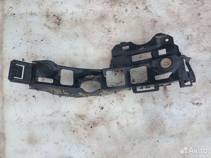 Левый кронштейн заднего бампера Opel Zafira B