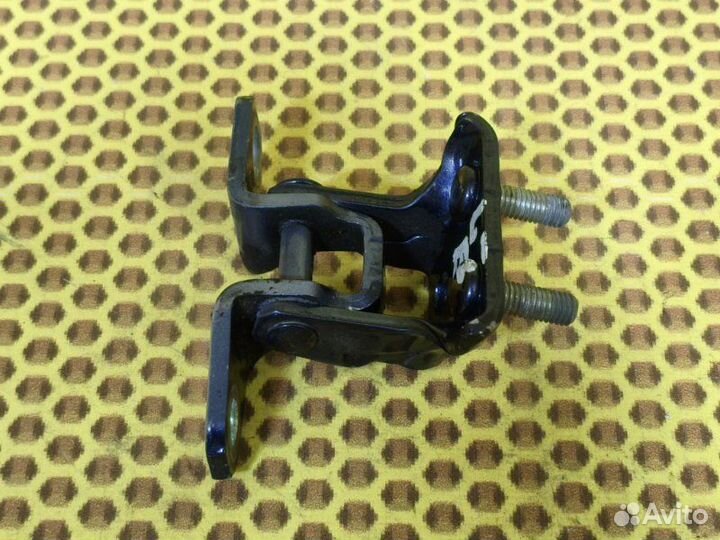 Петля двери задняя верхняя левая Mitsubishi Lancer