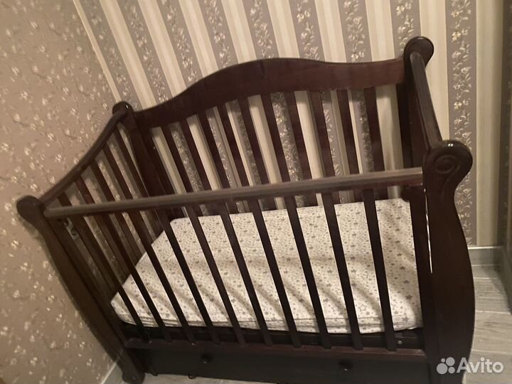 Детская кроватка с продольным маятником и матрас