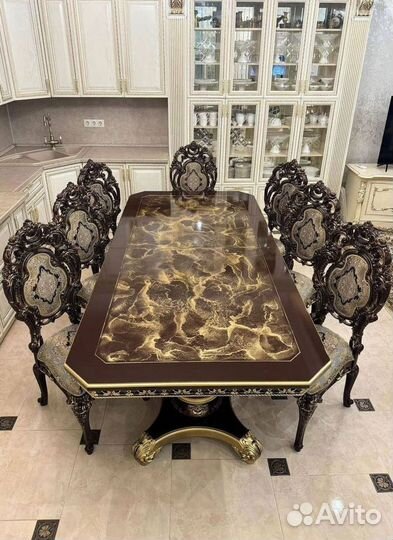Большой обеденный стол и стулья