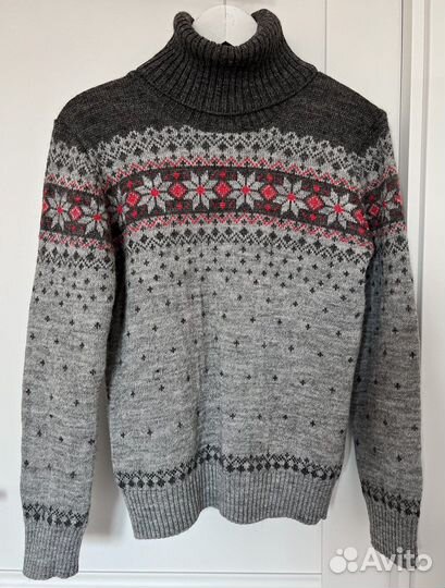 Свитер новогодний со снежинками