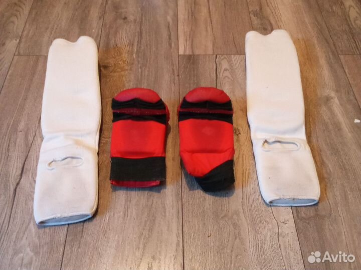 Продам вещи для карате перчатки и гольвы
