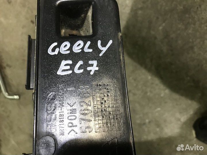 Кронштейн переднего бампера левый Geely Emgrand EC